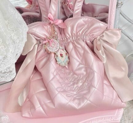 Chi tiết chất liệu và cấu trúc tạo nên chất lượng vượt trội của túi xách tay hồng bản to Flower Knows bản giới hạn 2026 hot gồm những gì?