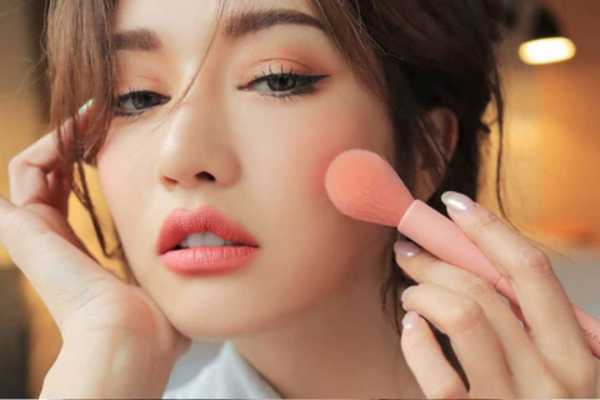 nên dùng phấn má dạng kem hay phấn