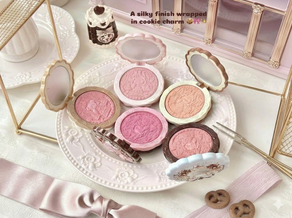 Bí quyết dùng phấn má cho mặt đầy đặn hơn bằng siêu phẩm Flower Knows là gì?
